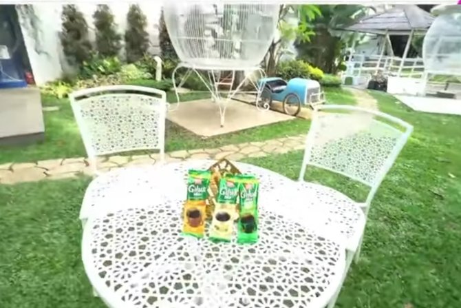 asri dan nyaman ini potret taman rumah 6 artis tanah air