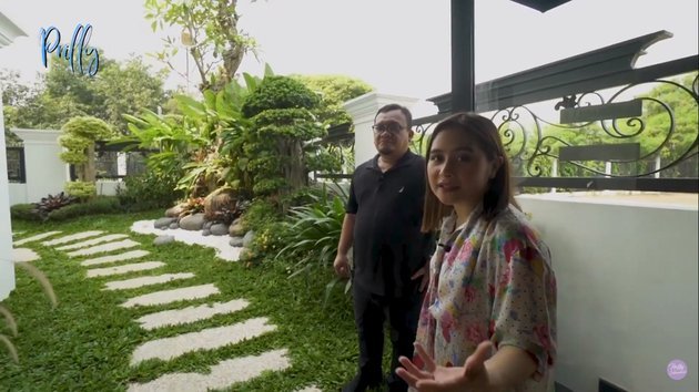 asri dan nyaman ini potret taman rumah 6 artis tanah air