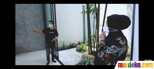 asri dan nyaman ini potret taman rumah 6 artis tanah air