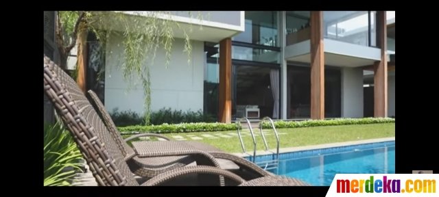 asri dan nyaman ini potret taman rumah 6 artis tanah air