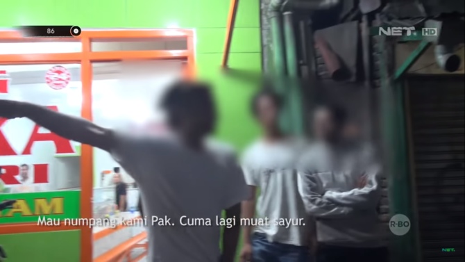 gerombolan pria bentak polisi