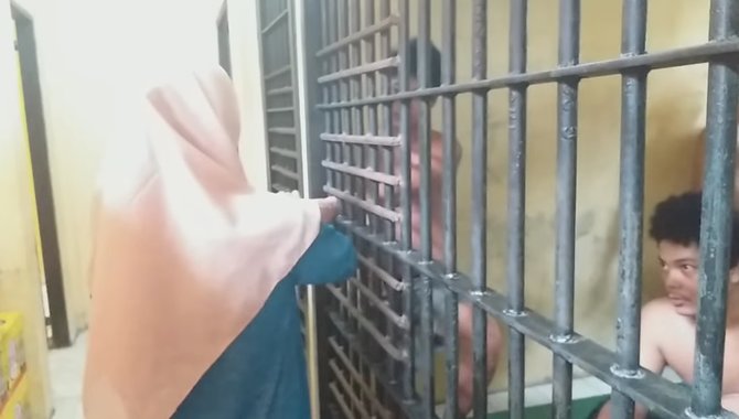 datang satu wanita seluruh tahanan di penjara ini langsung semringah