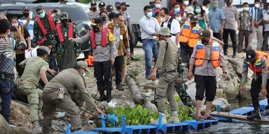 Tata Kawasan Danau Toba, Kapolda Sumut Tertibkan 49 Karamba Apung Milik Warga