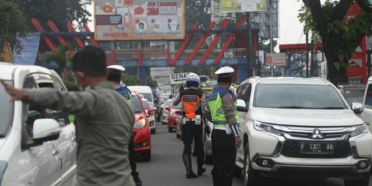 Polisi Putar Balik 300 Kendaraan dan Tilang 77 Travel Gelap di Lampung