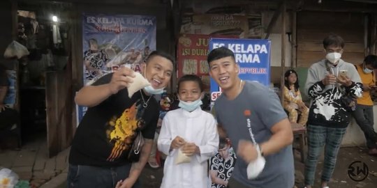 Posan dan Alwiansyah Beli Dua Kantong Plastik Es Kelapa Ruri Rp5 juta