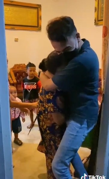 momen pria nyamar jadi kurir demi beri kejutan ibunda