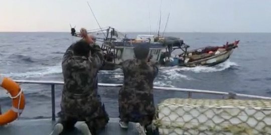 Curi Ikan di Laut Natuna Utara, 2 Kapal Berbendera Vietnam Ditangkap