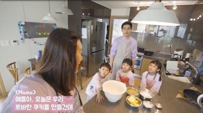 penuh keseruan ini momen kimbab family buat kue lebaran di korea