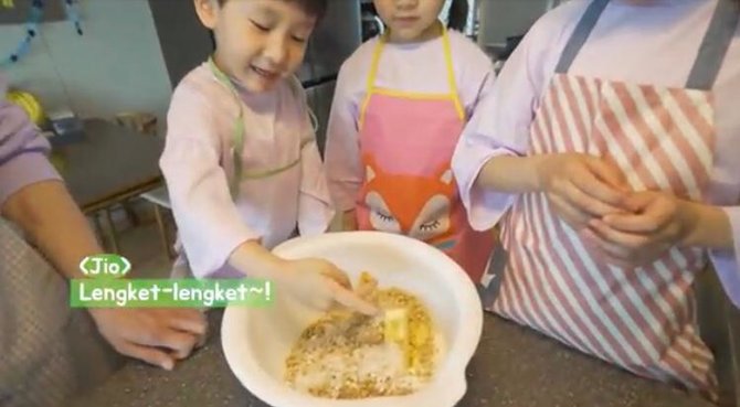 penuh keseruan ini momen kimbab family buat kue lebaran di korea