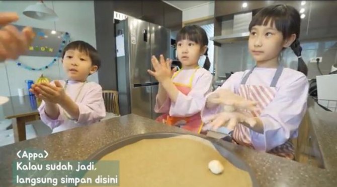 penuh keseruan ini momen kimbab family buat kue lebaran di korea