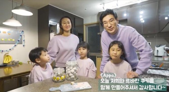 penuh keseruan ini momen kimbab family buat kue lebaran di korea