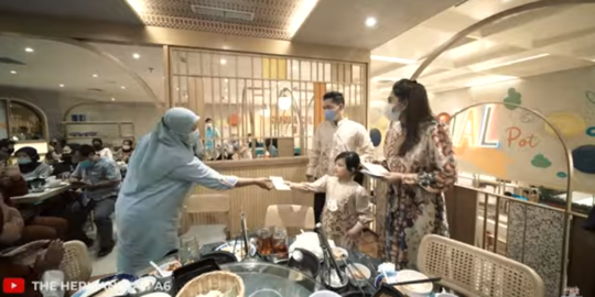 5 Momen Ashanty Buka Bersama Bareng Karyawan, Bagi-bagi THR Puluhan Amplop