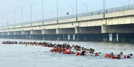 CEK FAKTA: Foto Ini Bukan Pemudik Berenang Karena Jembatan Suramadu Ditutup