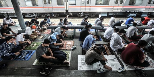 Khusyuk Salat Jumat di Stasiun Kampung Bandan