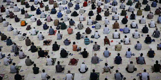 Suasana Salat Jumat Terakhir Ramadan di Masjid Istiqlal