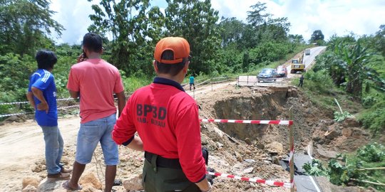 Jalan di Perbatasan Riau-Sumbar Putus Akibat Longsor