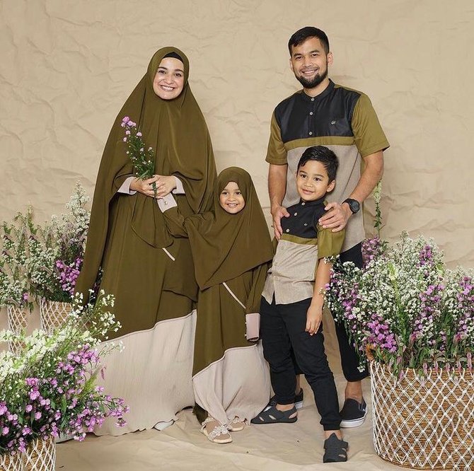 kompak dan senada ini x potret keluarga artis pakai busana muslim