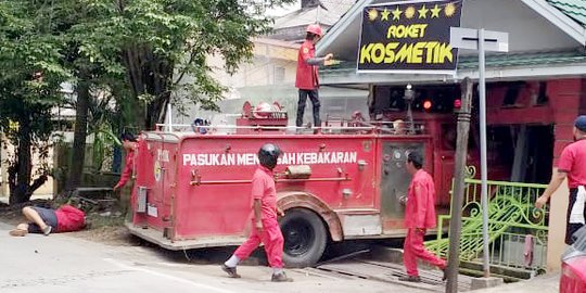 Mobil Pemadam Kebakaran Seruduk Toko di Samarinda, 2 Petugas Terluka
