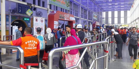 Penumpang Kereta di Stasiun Senen Turun 90 Persen Hari Ketiga Larangan Mudik