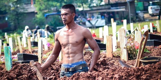 Penggali Kubur Padurenan Bekasi Berbadan Atletis, Bak Model