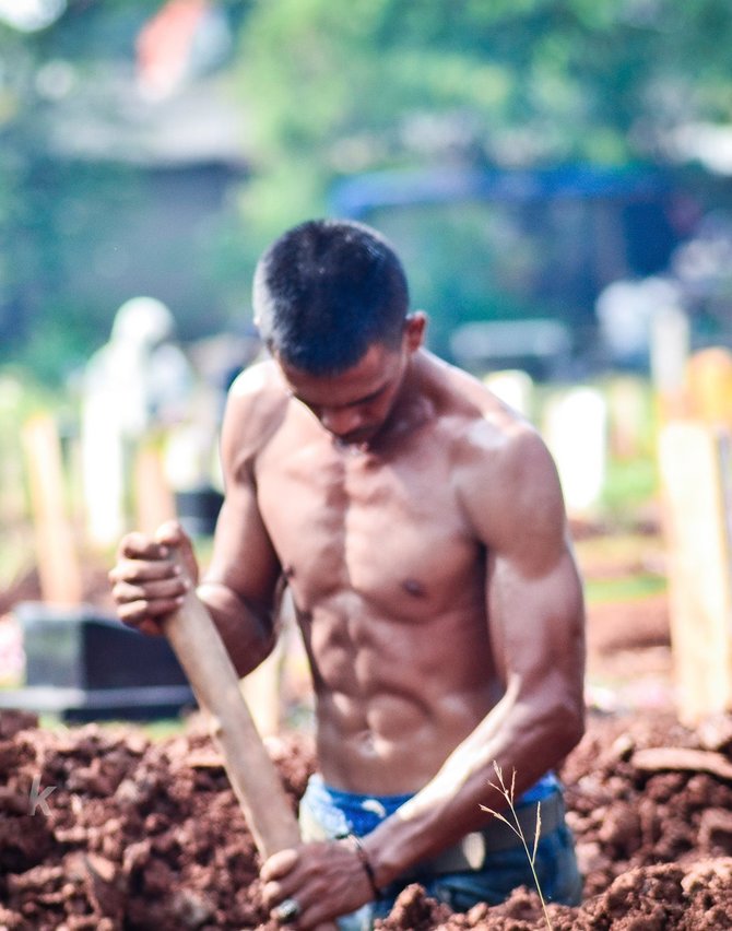 penggali kubur berbadan atletis