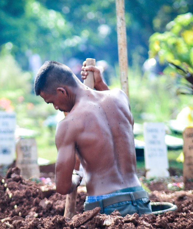 penggali kubur berbadan atletis