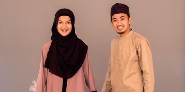 Tak Lagi Sendiri Jalani Lebaran Intip 4 Potret Mesra Ustaz Syam Dan Istri Merdeka Com