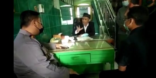 Viral Video Takmir Masjid di Surabaya Ceramahi Kapolsek Soal Masker