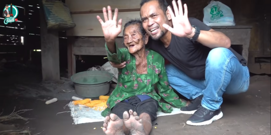 Hidup Sebatang Kara jadi Jasa Pemipil Jagung, Nenek Ini Tinggal di Gubuk Kayu