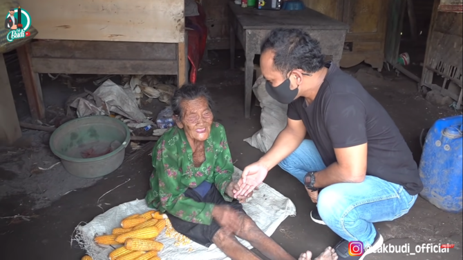 nenek ngesot ini hidup sebatang kara jadi jasa pemipil jagung