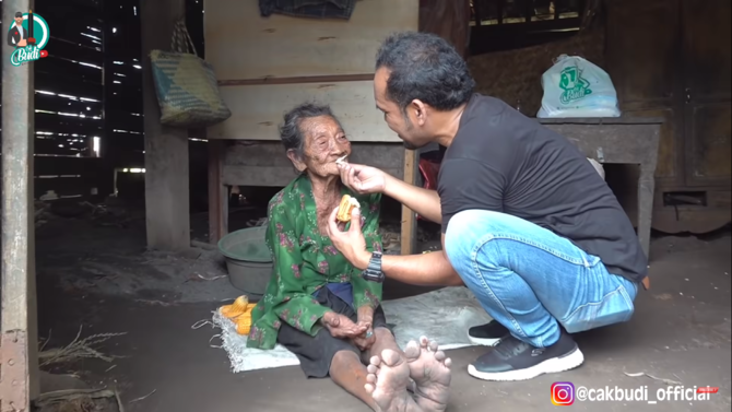 nenek ngesot ini hidup sebatang kara jadi jasa pemipil jagung