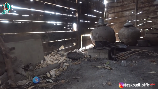 nenek ngesot ini hidup sebatang kara jadi jasa pemipil jagung