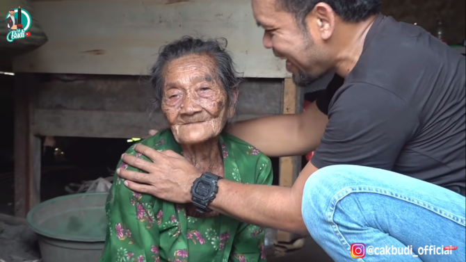 nenek ngesot ini hidup sebatang kara jadi jasa pemipil jagung