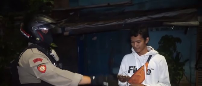 polisi garang luluh dengan kejujuran pemuda ini mendadak sewot merasa dipancing