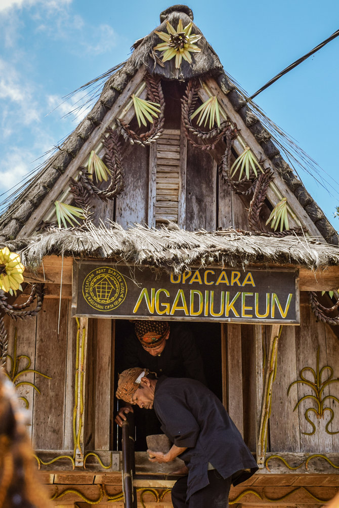 upacara ngadiukeun