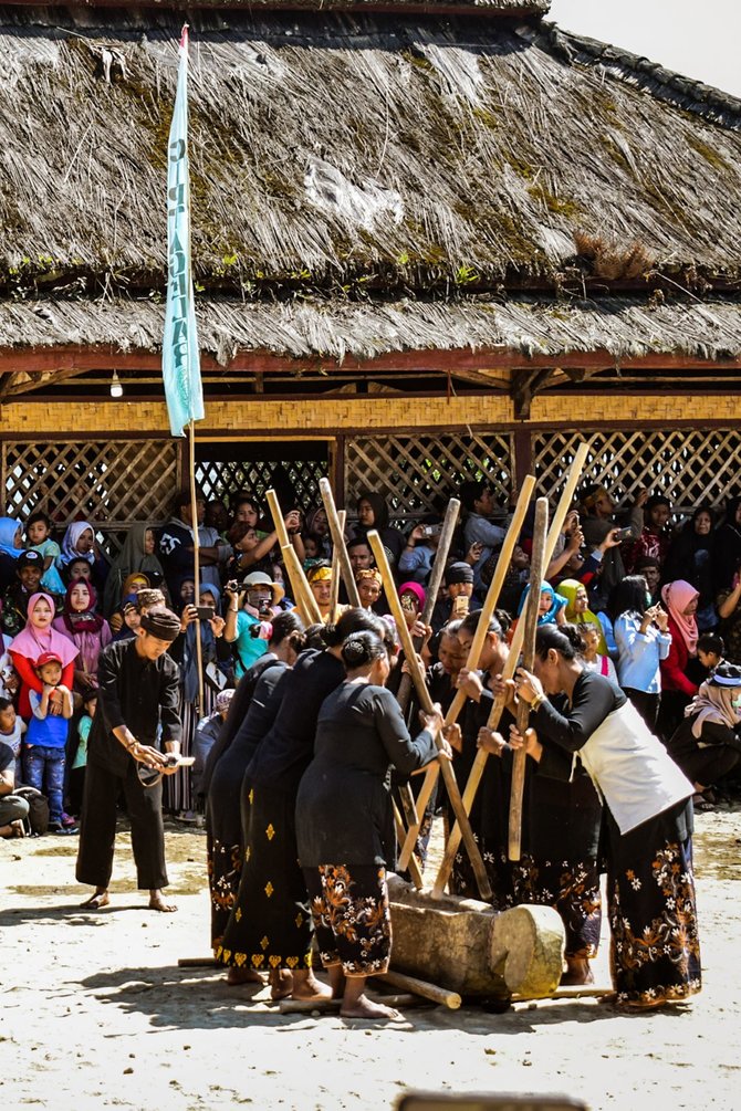 upacara ngadiukeun