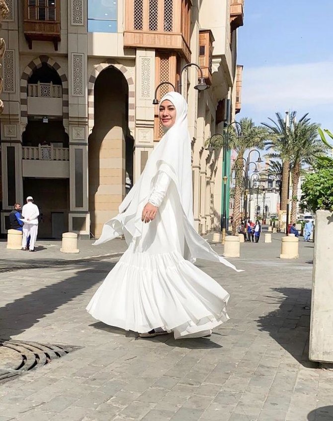 manglingi ini potret massayu anastasia pemeran suara hati istri kayla dalam balutan hijab