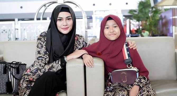 manglingi ini potret massayu anastasia pemeran suara hati istri kayla dalam balutan hijab