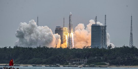 Roket Bekas China Jatuh di Samudera Hindia, Sebagian Besar Puing Terbakar di Atmosfer