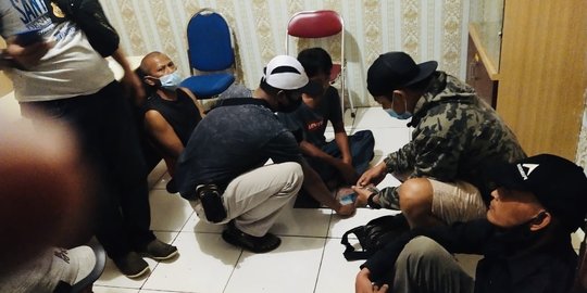 Asyik Judi Dadu di Emperan Toko, Enam Warga Solo Ditangkap