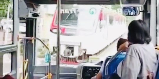 Railbus Batara Kresna Menyerempet Bus BST di Jalan Slamet Riyadi Solo