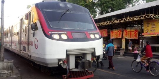 railbus batara kresna senggol bst di jalan slamet riyadi solo