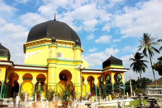 menengok masjid al osmani masjid pertama di medan yang unik nan megah