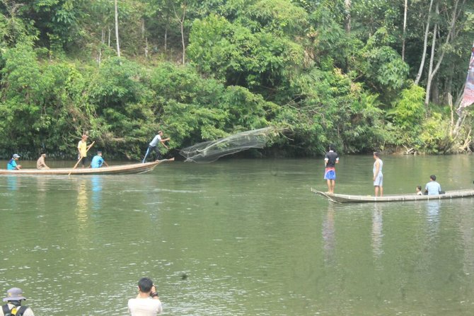 ramai ramai tangkap ikan di sungai ini tradisi unik warga mandina jelang lebaran