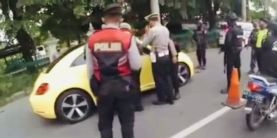 Terobos Penyekatan, Mobil VW Kuning Tabrak Polisi di Prambanan Klaten