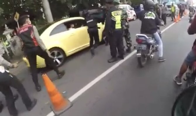 terobos penyekatan mobil vw kuning tabrak polisi di prambanan klaten