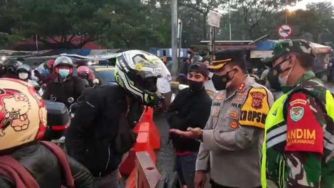 polisi tutup akses jalan alternatif ke karawang