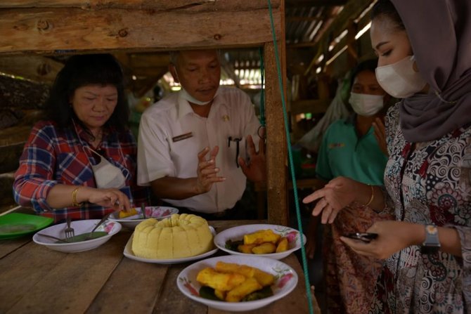 menikmati panorama danau toba di desa wisata bagout surga tersembunyi pulau samosir