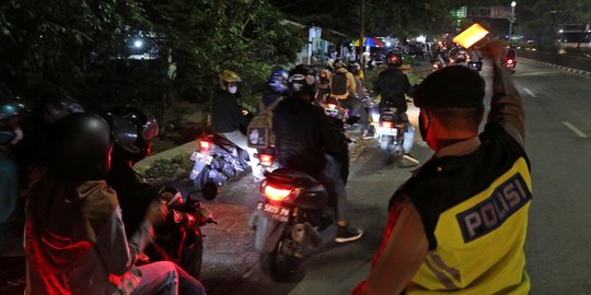 Pemudik Motor Dipaksa Putar Balik di Posko Penyekatan Kedungwaringin