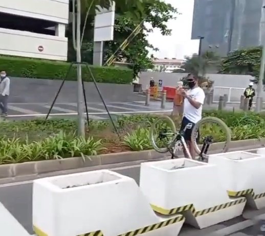 viral pesepeda hadang puluhan pengendara motor